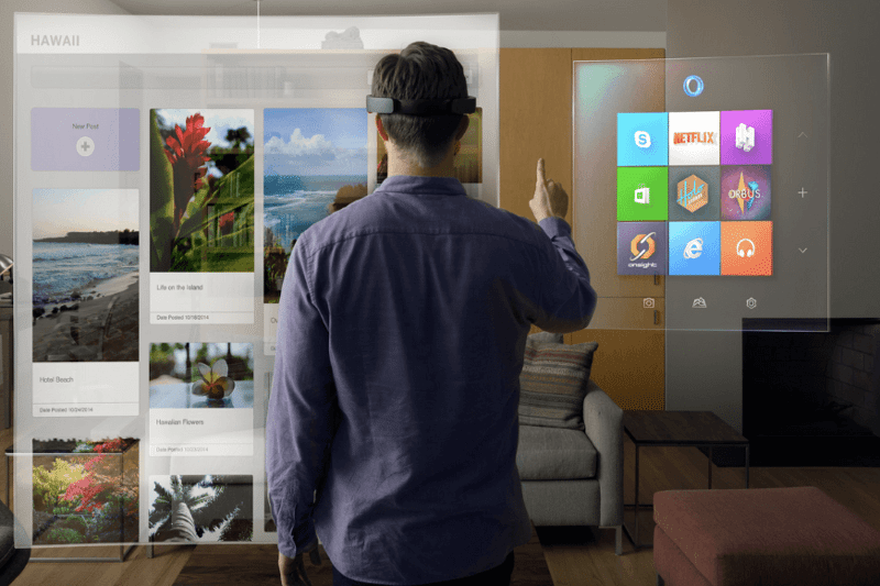 Mann, der ein AR-Szenario anschaut